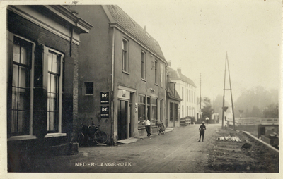 10923 Gezicht op de Langbroekerdijk in de bebouwde kom van Nederlangbroek (gemeente Langbroek) uit het zuidoosten; met ...